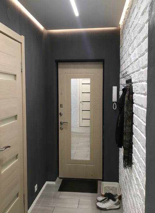 Дверь с зеркалом внутри