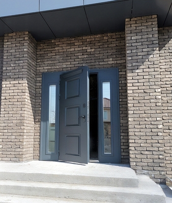 Дверь с металлобагетом и стеклом