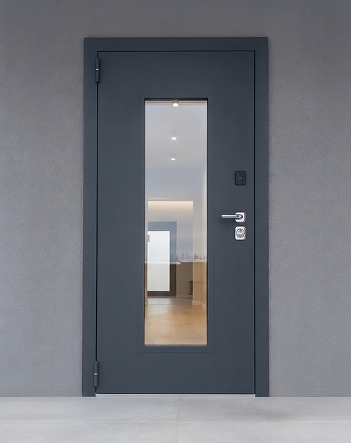 Серая входная дверь с окном