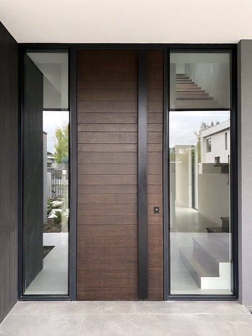 Входная группа с бугельной ручкой